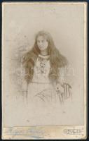 cca 1900 Lány kibontott hajjal, keményhátú fotó Májer Béla gyulai műterméből, 10,5×6,5 cm