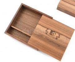 5 db fénykép- és filmtartó diófa doboz, "A Fénymíves" felirattal, 17x17x3,5 cm