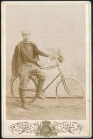cca 1895 Férfi biciklivel, keményhátú fotó Czéhula Ludmilla lőcsei műterméből, 16,5×11 cm