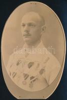 cca 1910 Sportoló kitüntetésekkel, keményhátú fotó, 18×12 cm