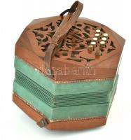 Bandoneón (szabad nyelvsípokkal működő billentyűs aerofon hangszer, harmonikaszerű légszekrénnyel) M...