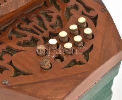 Bandoneón (szabad nyelvsípokkal működő billentyűs aerofon hangszer, harmonikaszerű légszekrénnyel) M...