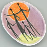 Györgyey Zsuzsa ( 1931 - 2006 ): Család. Színes mázakkal festett kerámia tányér. Jelzés nélkül. Repedésekkel, 20x16 cm