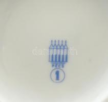 6 db Zsolnay bögre, matricás porcelán, tavirózsás díszítménnyel, hibátlan. Zsolnay kancsó, repedt. m...