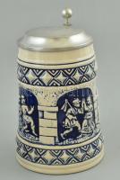 Német kerámia sörös korsó, ón fedéllel, kis kopásnyomokkal, m: 16 cm