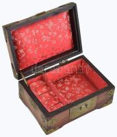 Kínai ékszertartó fa doboz, réz rátéttel, 18x12x8 cm, jelzett: Shanghai made is China. 1980 körül