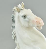 Ens porcelán vágtató lovak nagy méretű szobor. Fehér mázas, jelzett. m: 24cm