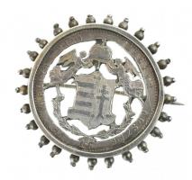 Ezüst(Ag) címeres kitűző, jelzés nélkül, d: 3,8 cm, bruttó: 13 g