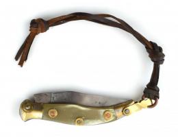 Jelzett vadász bicska, zsebkés, Válik jelzéssel a pengén, bőr tokkal, réz és szaru markolattal, h: 2...