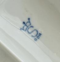 Szarvas vadászkutyákkal. Kézzel festett porcelán, jelzett: GDR. 1970 körül. Sérülésekkel. m: 21 cm