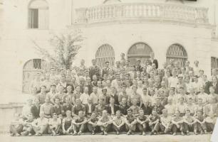 Tóth László traktoros, a szocialista munka hőse különböző igazolványai és iratai