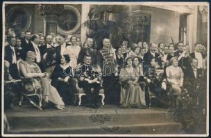 cca 1930 Vitézi bál díszemelvénye, Horthy Miklós és felesége, hátoldalon feliratozott és pecséttel jelzett fotó Schäffer műterméből, felületén törésnyom, 11,5×17,5 cm