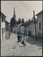 cca 1920-1930 Dés, utcakép, készítette: Pignitzky Károly, hátoldalán albumba ragasztás nyomaival, 22,5×17 cm