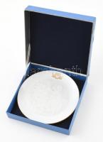 Herendi Porcelángyár emléktál, biszkvit/fehér mázas, jelzés nélkül, apró kopásnyomokkal, d: 18 cm. F...