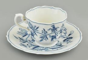 Meisseni porcelán teás csésze, aljjal. Máz alatti kék festés, hibátlan, jelzett: Royal Meissen II. Osztály.