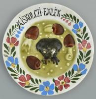 Miskoczi-emlék, kézzel festett kerámia tányér, öblében, kocsonyában ülő béka. Hibátlan, d: 14 cm. ,,Pislog, mint a miskolci kocsonyában a béka