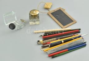 Vegyes írószer tétel, ceruzákkal, üveg tintatartókkal, sérült palatáblával. 1 db Német Birodalmi vasút feliratos ceruza.