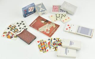 Patience kártyák 10 csomag, benne bontatlan is + egy német nyelvű kártyajáték leírás (1971).