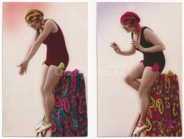 2 db RÉGI képeslap: fürdőruhás hölgyek / 2 pre-1945 postcards: ladies in bathing suits