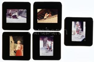 cca 1940-1950 Erdélyi népviseletek, életképek, 5 db keretezett Agfacolor diapozitív, 3,5×2,5 cm