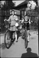 Gyerekek kerékpárral, fotónegatív, 9×6 cm