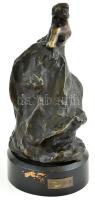 Betlen Gyula (1879 - 1963): Táncosnő. Öntött, patinázott bronz, fa talpon, jelzett. m: 29 cm