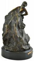 Betlen Gyula (1879 - 1963): Táncosnő. Öntött, patinázott bronz, fa talpon, jelzett. m: 29 cm