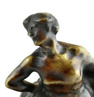Betlen Gyula (1879 - 1963): Táncosnő. Öntött, patinázott bronz, fa talpon, jelzett. m: 29 cm