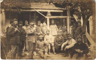 Első világháborús osztrák-magyar katonák a táborban kalapácsokkal / WWI K.u.k. (Austro-Hungarian) military, soldiers in the camp with hammers. photo (EB)