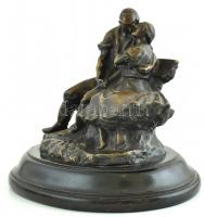 Padon ülő enyelgő pár, patinázott bronz, fa talpon. Jelzett, m: 32 cm