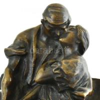 Padon ülő enyelgő pár, patinázott bronz, fa talpon. Jelzett, m: 32 cm