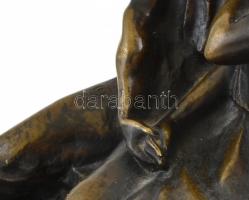 Padon ülő enyelgő pár, patinázott bronz, fa talpon. Jelzett, m: 32 cm