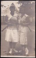 1930 Teniszező hölgyek, kartonra ragasztott fotó, feliratozva, felületén törésnyom, 13×8 cm