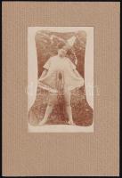 cca 1910 Lány jelmezben, kartonra ragasztott fotó, 12×8 cm