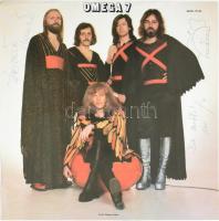 cca 1977 Az Omega együttes tagjainak aláírása (Benkő László, Molnár György, ?) az Omega 7: Időrabló c. album borítóján, 30,5x30,5 cm