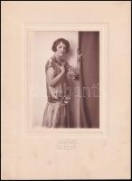 cca 1920 Fiatal hölgy műtermi fotója Mindszenty pozsonyi műterméből, kartonra ragasztott fotó, 15×10,5 cm