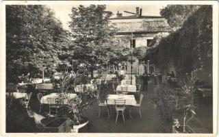 1940 Budapest I. Déli pályaudvari étterem kerthelyisége, pincér. Tulajdonos: Andorka János vendéglős (EK)