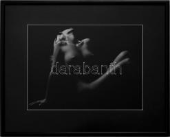 Marácz István (1958-): Álmodozó. Professzionális fotópapír, kézi nagyítású, 1/1 nagyítás, bársony pa...