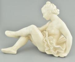 Cipőjét fűző balerina. Fehér mázas kerámia, jelzett, restaurált. m: 22 cm