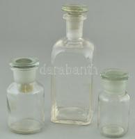 3 db gyógyszertári üveg, formába öntött, csiszolt, dugóval, az egyiken J. F. Schwarzlose Söhne Berlin felirattal, kis csorbákkal, repedéssel, m: 9 cm - 17,5 cm