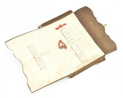 Régi, bőr borítású füzet- és tolltartó, fém veretekkel, kissé kopottas, sérült, 18x13 cm