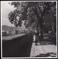 1935 Budapest, a várbeli Nagyboldogasszony útján, hátoldalon feliratozott fotó, szép állapotban, 17,5×17,5 cm