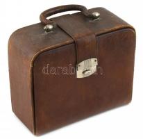 Férfi pipere doboz, vegyes tartozékokkal, kopott 20x17x9cm