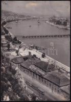 1946 Budapest, a budai romok a Petőfi pontonhíddal, villamossal, publikálásra előkészített fotó, hátoldalt a merevítőpapíron feliratozva, foltokkal, 23×16 cm