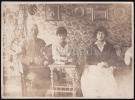 cca 1925 Vitéz bürkösi Latzin Rajmund (1858-1929) altábornagy családja körében, fotó, 8,5×11,5 cm