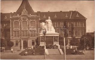 Nagykőrös, Arany János Református gimnázium, Hősök szobra, emlékmű. Szmrecsányi M. photo