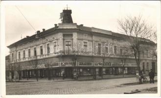 Békéscsaba, Békésmegyei Kereskedelmi Bank Andrássy úti bérháza, harisnyaház, Lukács Iván osztálysorsjegy főárusító, Bagi Lajosné gyümölcsboltja, Vajnai, Bohus vasárú üzlete, kerékpár