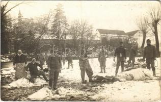 1915 Osztrák-magyar katonák csoportja télen, mészáros / WWI Austro-Hungarian K.u.K. military, group of soldiers in winter, butcher. photo (fa)