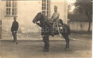 1914 Budapest VIII. Ludovika, lovas katona teljes felszerelésben az udvaron. photo (fl)