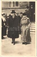 Presdient Masaryk s chotí u volební místnosti na Hradcanech (r. 1919) / President Masaryk with his wife at the polling station in Hradcany